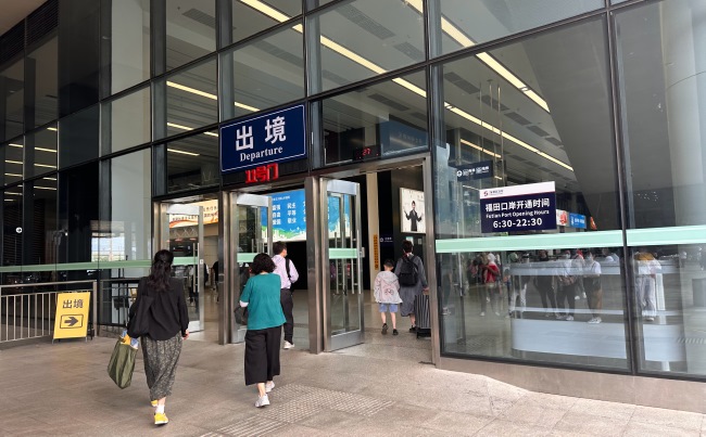 福田口岸出入境必經(jīng)進(jìn)出口墻面燈箱廣告牌，深圳福田口岸廣告價格