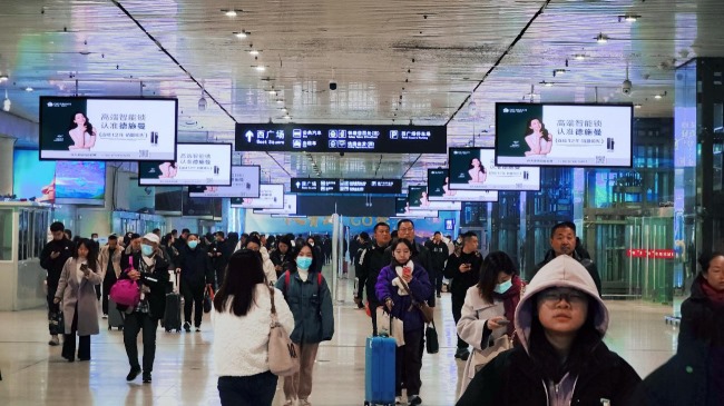 青島北站到達(dá)出站換乘通道LED吊屏廣告大牌，青島北高鐵站廣告價格