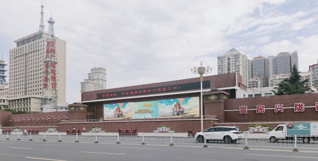 蘭州城關(guān)東方紅廣場主席臺戶外LED橫屏廣告投放，蘭州LED屏廣告價格