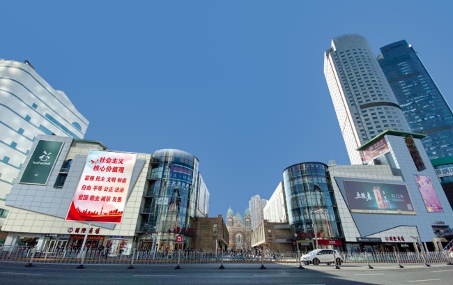 天津和平區(qū)南京路國際商場外立面大牌燈箱廣告，天津大牌廣告價格