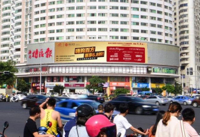 海口瓊山龍昆南路紅城湖路匯隆外墻LED橫屏，海口LED大屏廣告價(jià)格