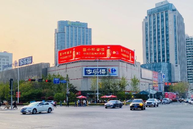 青島香港中路家樂(lè)福樓頂LED高雄路外墻大屏廣告，青島大屏廣告價(jià)格