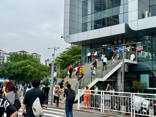 深圳福田口岸入口大廳出境方向正迎面廣告牌，福田口岸廣告價(jià)格