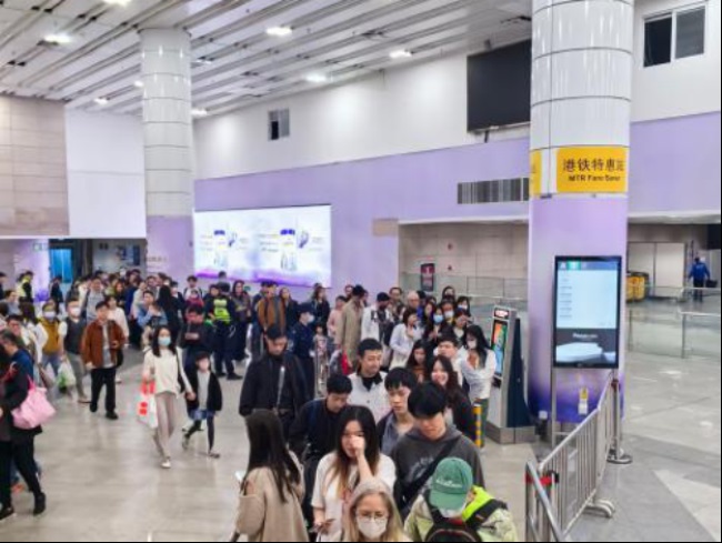 深圳地鐵4號線福田口岸站廳墻貼廣告投放案例，深圳地鐵廣告價格
