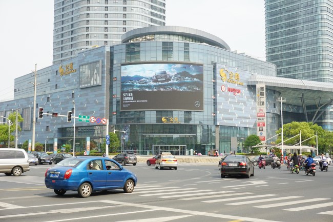 南通文峰地鐵站金鷹購(gòu)物中心外墻LED大屏廣告，南通LED大屏廣告價(jià)格