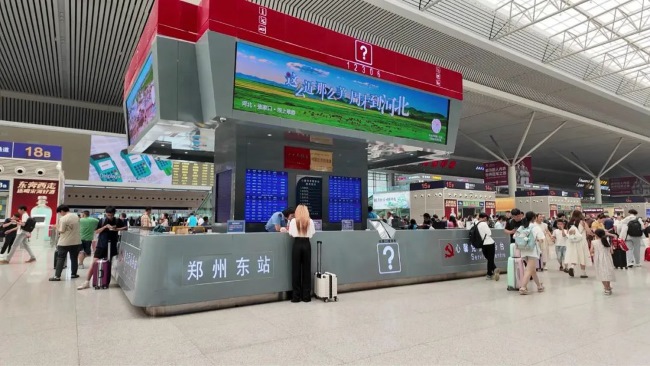 鄭州東站候車大廳中央服務臺上方LED廣告，鄭州東高鐵大屏廣告價格