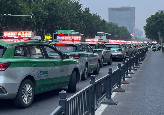 鄭州出租車廣告價格收費，鄭州出租車頂LED彩屏廣告發(fā)布案例圖