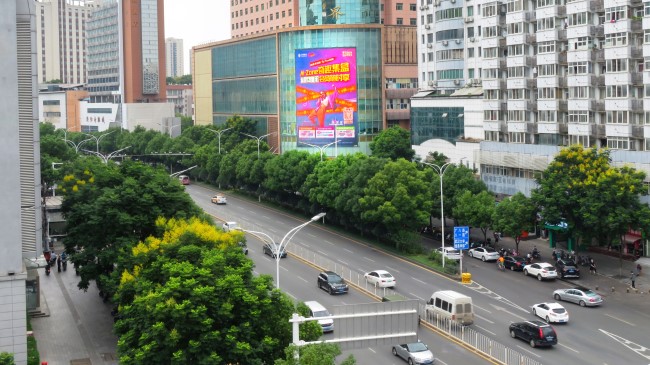 武漢洪山珞喻路電腦大世界外墻豎屏LED廣告牌，武漢LED大屏廣告價格