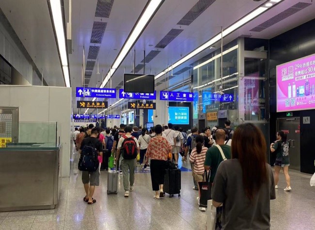 深圳福田口岸三層邊檢大廳燈箱廣告，深圳福田口岸往香港廣告價格