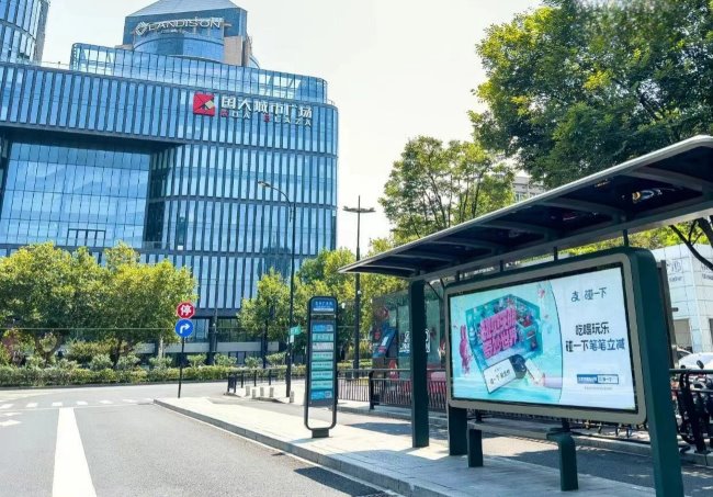 杭州公交廣告價(jià)格，杭州候車亭站牌巴士站臺(tái)燈箱廣告優(yōu)勢(shì)分析案例