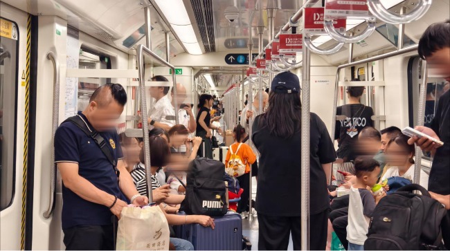 深圳地鐵性價比最高車廂廣告拉手優(yōu)勢案例，深圳地鐵拉手廣告價格