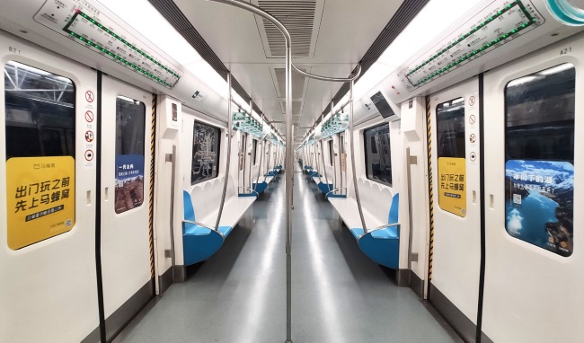 北京地鐵列車(chē)門(mén)貼廣告投放，北京地鐵車(chē)廂玻璃貼廣告價(jià)格