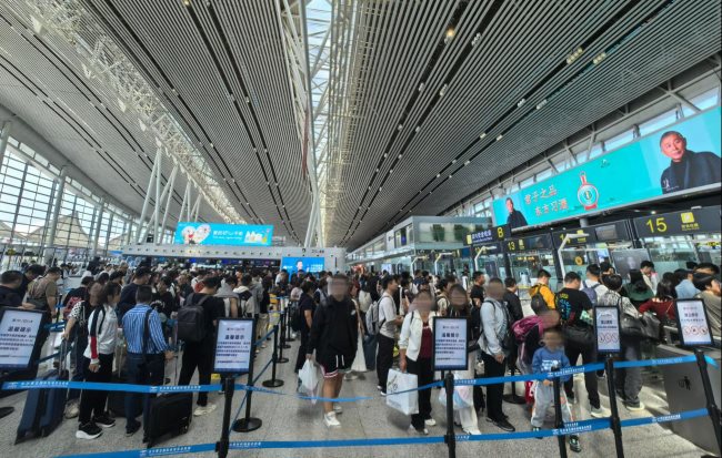 長沙機場T2出發(fā)大廳大屏廣告牌投放，長沙黃花機場廣告價格