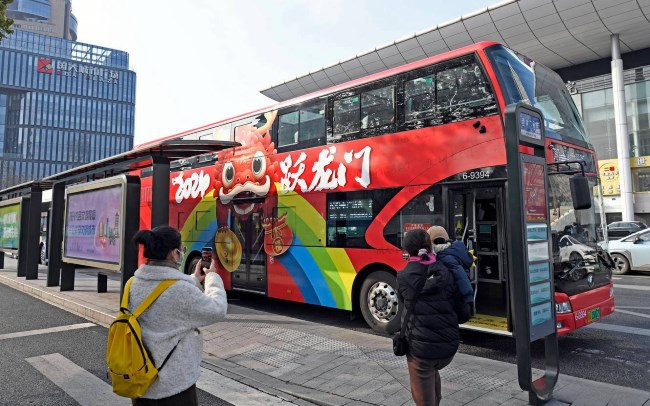 杭州雙層公交廣告外車身貼巴士廣告，杭州公交車廣告價(jià)格