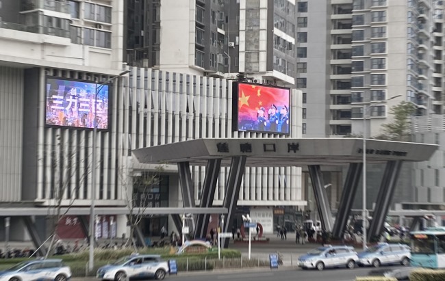 深圳蓮塘口岸羅沙路戶外LED廣告投放，蓮塘口岸大屏廣告價(jià)格