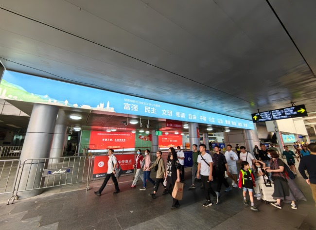 深圳羅湖口岸LED大屏廣告投放，羅湖口岸通道燈箱廣告價(jià)格
