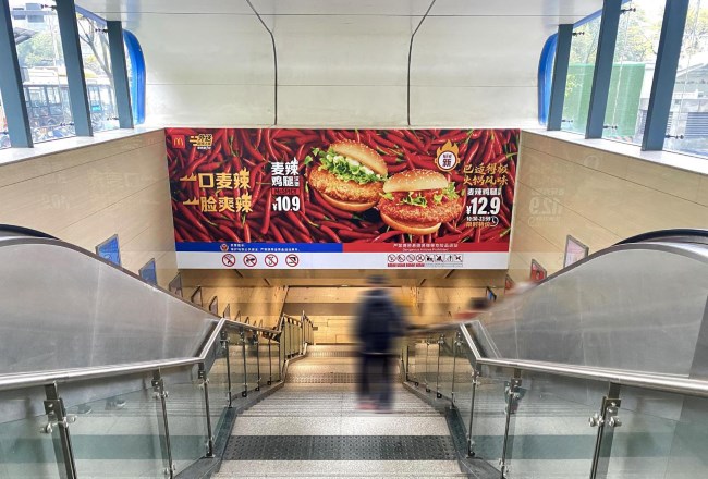 成都地鐵站出入口扶梯正對(duì)梯楣廣告投放，成都地鐵廣告價(jià)格