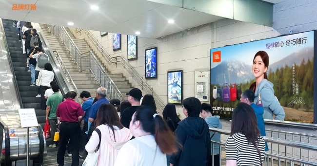北京地鐵國貿(mào)站扶梯兩側廣告投放，北京地鐵出入口廣告價格