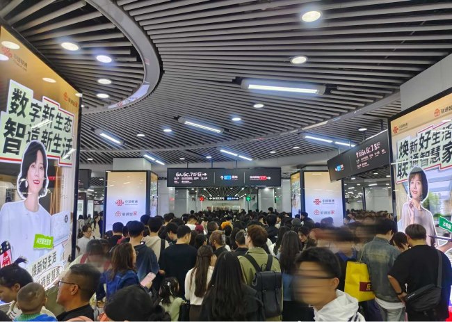 長沙地鐵五一廣場換乘站廳包柱燈箱廣告，長沙地鐵廣告價格