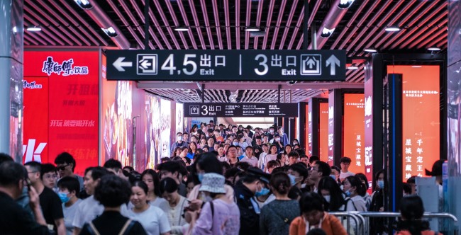 長(zhǎng)沙地鐵五一廣場(chǎng)換乘通道墻面廣告，長(zhǎng)沙地鐵大屏廣告價(jià)格