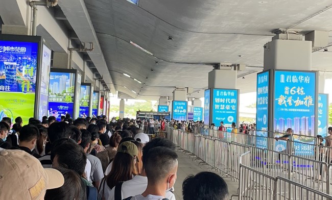湛江西站進(jìn)出站廣場(chǎng)戶(hù)外包柱燈箱廣告，湛江西高鐵站廣告價(jià)格