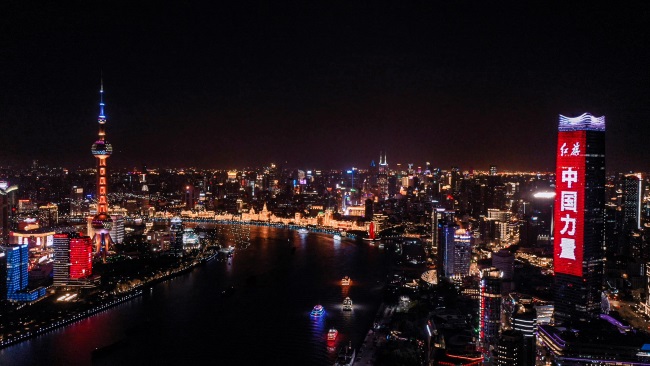 上海外灘地標(biāo)白玉蘭樓體戶外LED廣告投放，上海燈光秀廣告價(jià)格
