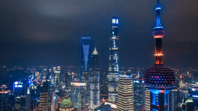 上海中心大廈塔身大屏廣告投放，上海外灘燈光秀LED廣告價格