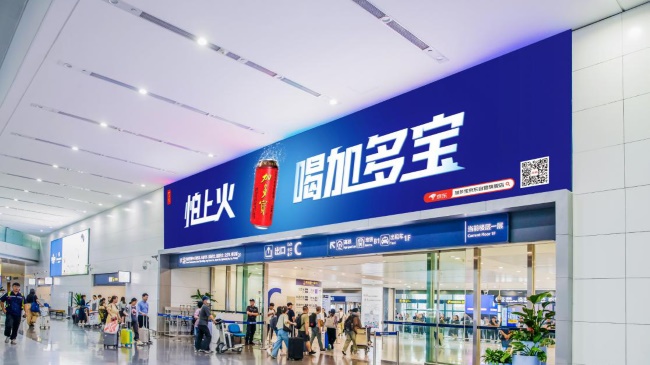 青島膠東機(jī)場(chǎng)到達(dá)出口上方LED廣告投放，青島機(jī)場(chǎng)大屏廣告價(jià)格
