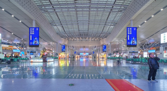 長沙南高鐵站候車大廳中央立柱LED廣告，長沙南站大屏廣告價格