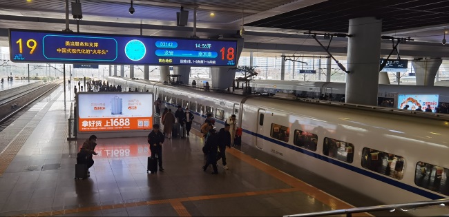 杭州東高鐵站臺(tái)燈箱廣告投放，杭州東站大屏廣告價(jià)格