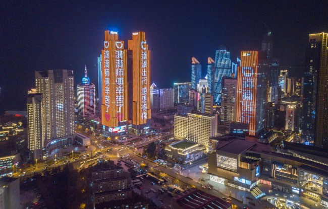 青島五四廣場(chǎng)樓體燈光秀廣告投放，青島地標(biāo)雙子座大屏廣告價(jià)格