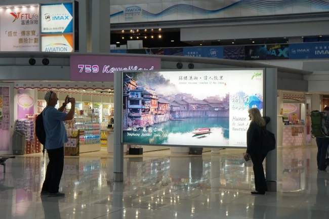 香港機(jī)場(chǎng)廣告有哪些形式？預(yù)算100萬(wàn)左右怎樣投放效果更好？第一戶外傳媒代理發(fā)布香港機(jī)場(chǎng)廣告是否值得信賴？