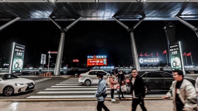 詳細(xì)介紹一下貴陽(yáng)龍洞堡機(jī)場(chǎng)媒體位置，并說(shuō)明第一戶外傳媒代理哪些廣告位？