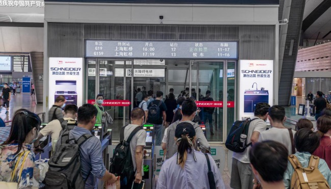 北京南高鐵站檢票口玻璃門貼墻貼廣告投放，北京南站廣告價(jià)格
