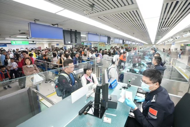 深圳羅湖口岸入境墻面燈箱廣告投放，羅湖口岸通道大屏廣告價(jià)格