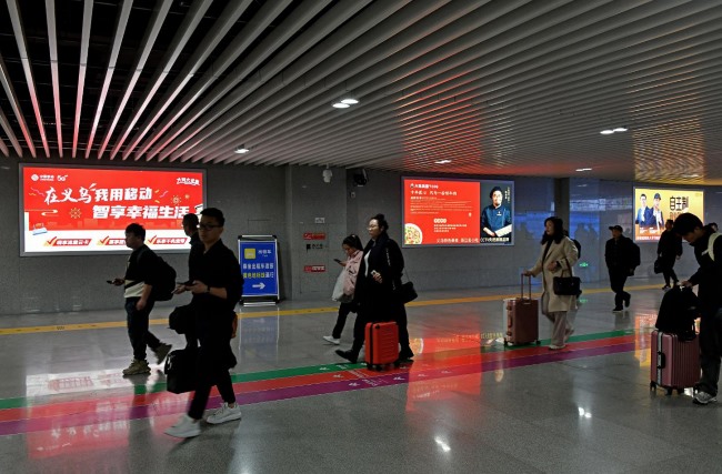 義烏火車站出站通道燈箱廣告投放，義烏站高鐵廣告價格