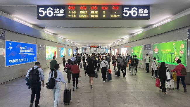 潮汕高鐵站進(jìn)站通道兩側(cè)墻面燈箱廣告投放，潮汕站廣告價(jià)格