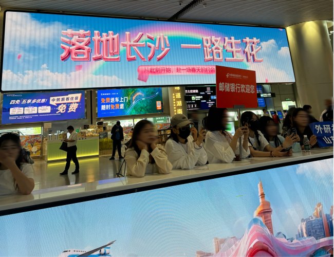 長沙黃花機場到達迎客廳LED廣告投放，長沙機場大屏廣告價格