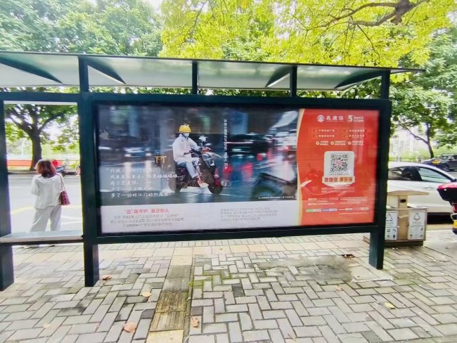 江門公交站臺燈箱廣告投放，江門巴士候車亭廣告價格
