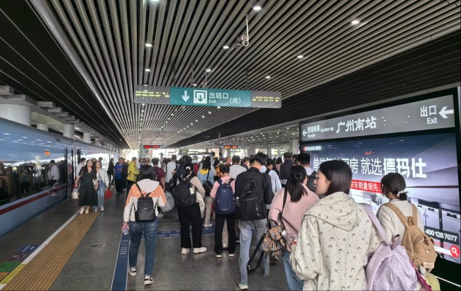廣州南站高鐵站臺燈箱廣告投放，廣州南站大屏廣告價格
